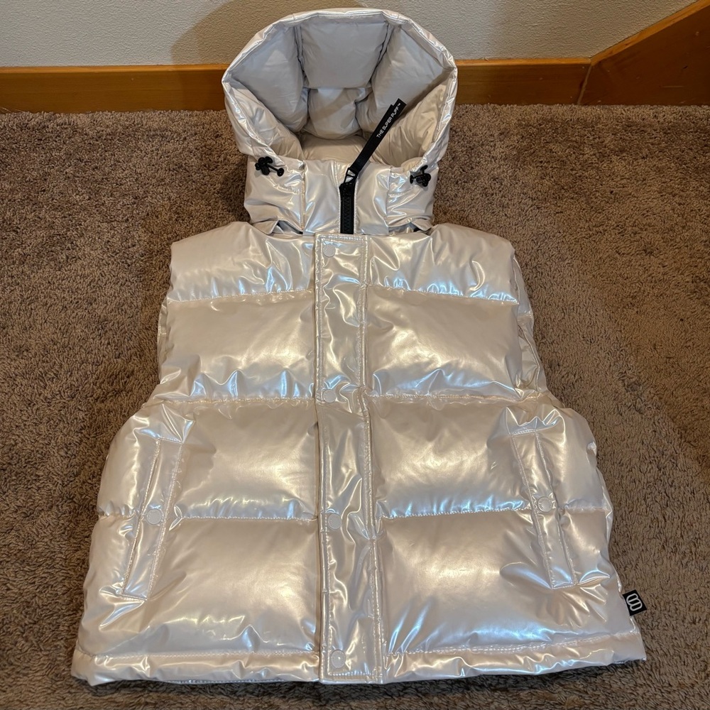 NWOT Aritzia The Super Puff Vest - Hi-Gloss Birch (Shiny & Pearly) Size Medium